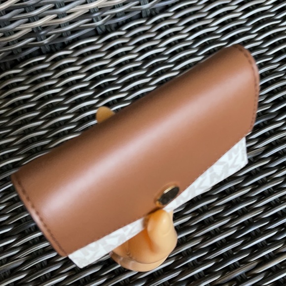 Michael Kors Medium flap Bifold Wallet - Picture 11 of 16